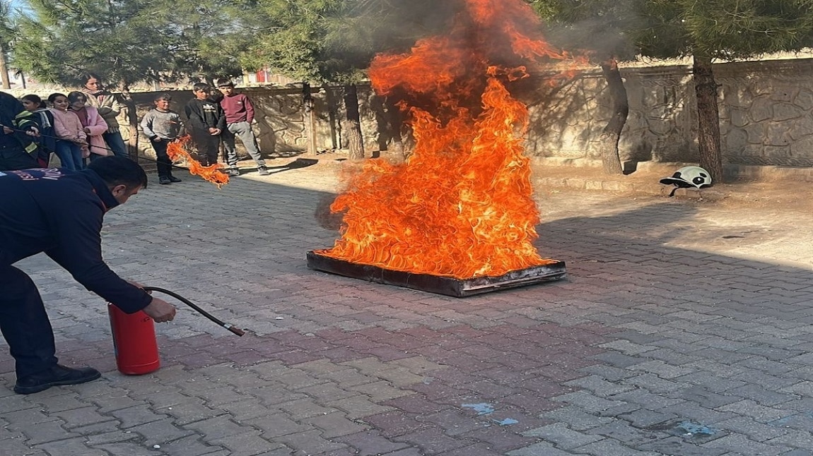 1-7 Mart arası okulumuza gelen İtfaiye personelleri tarafından öğrencilerimize eğitim verilmiş, ek olarak deprem ve yangın tatbikatları yapılmıştır.